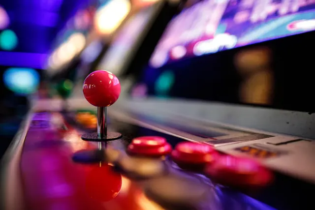 Arcade-pelin punainen ohjainsauva ja neonvaloin hehkuvat painikkeet
