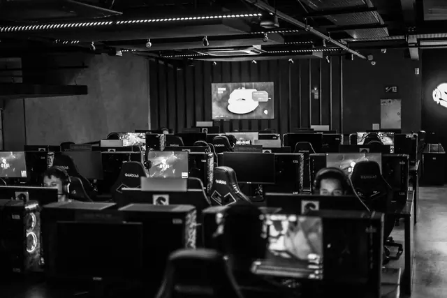 Mustavalkoinen näkymä e-urheilustudion pelitietokoneista